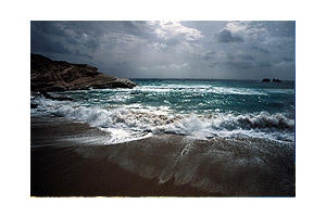 Karpathos im Mrz - Im Winter drehen oft die Winde, hier treibt ein Sdostwind hohe Wellen in die Bucht von Mikri Amopi.