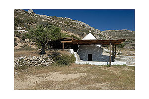 Ag. Mammas - Kirche auf Karpathos - In der Nähe des Ortes Menetes findet der Wanderer geschützt in einem Tal diese wunderschöne alte Kapelle.