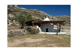 Ag. Mammas - Kirche auf Karpathos - In der Nhe des Ortes Menetes findet der Wanderer geschtzt in einem Tal diese wunderschne alte Kapelle.