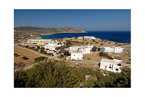 Blick auf Amopi - Rechts die Taverne Four Seasons und links befindet sich das Hotel Anemoeasa.