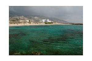 Lefkos im Mrz - Kristallklares Meer in der Bucht von Lefkos.